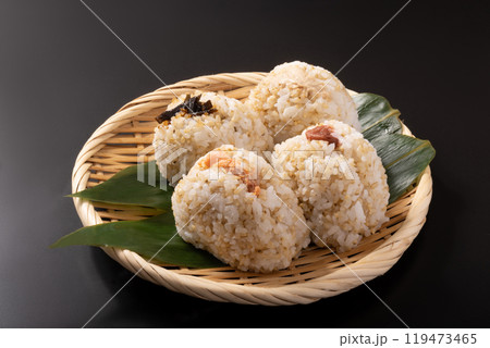 麦入り おむすび(鮭 昆布 梅 ツナマヨ) 麦入り おむすび(鮭 昆布 梅 ツナマヨ) 119473465