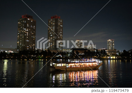 東京湾の夜景、お台場の屋形船 119473479