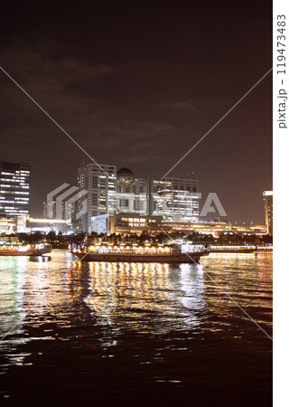 東京湾の夜景、お台場の屋形船 東京湾の夜景、お台場の屋形船 119473483