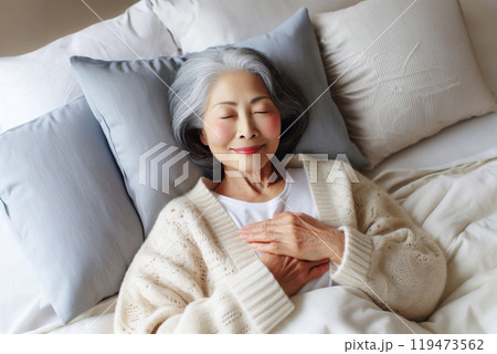 快適に眠る高齢女性 119473562