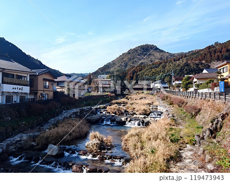 開湯2,000年・古温泉街に流れる静かなる川のせせらぎ 119473943