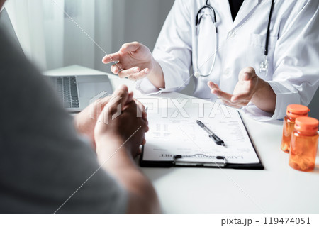 Female doctors who treat patients make an appointment to listen to the results after a physical examination and explain medical information and diagnose the disease. Medical concepts and good health Female doctors who treat patients make an appointment to listen to the results after a physical examination and explain medical information and diagnose the disease. Medical concepts and good health 119474051
