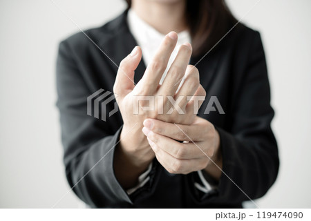 Woman hand with wrist pain numbness and pain in the palm of the hand has pain and tingling in the nerve endings This is a side effect of sitting and working for a long time on a laptop at the office 119474090