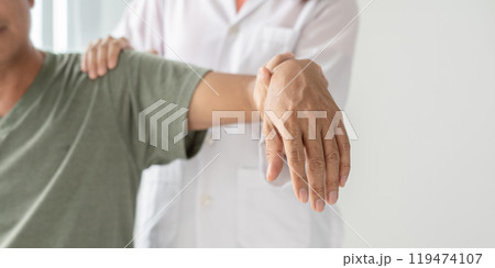 Female physiotherapists provide physical assistance to male patients with shoulder injuries massaging their shoulders for muscle recovery in the rehabilitation center. Physiotherapy concepts Female physiotherapists provide physical assistance to male patients with shoulder injuries massaging their shoulders for muscle recovery in the rehabilitation center. Physiotherapy concepts 119474107