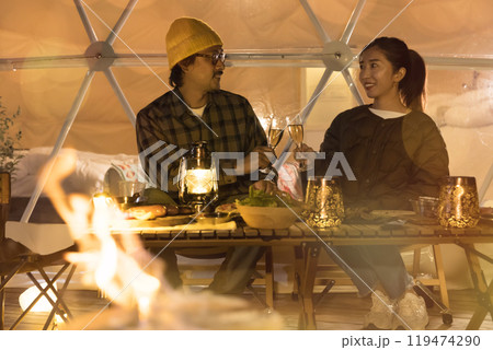 夫婦でグランピングの夕飯を楽しむ夫婦 夫婦でグランピングの夕飯を楽しむ夫婦 119474290