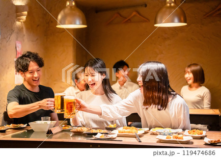 居酒屋でお酒を飲む若い男女 居酒屋でお酒を飲む若い男女 119474686