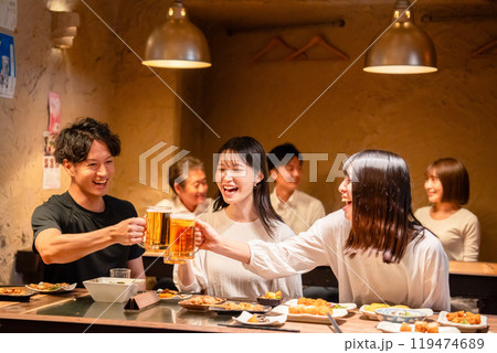 居酒屋でお酒を飲む若い男女 居酒屋でお酒を飲む若い男女 119474689
