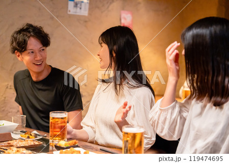 居酒屋でお酒を飲む若い男女 居酒屋でお酒を飲む若い男女 119474695