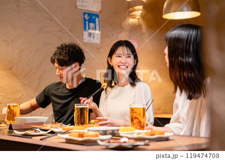 居酒屋でお酒を飲む若い男女 居酒屋でお酒を飲む若い男女 119474708