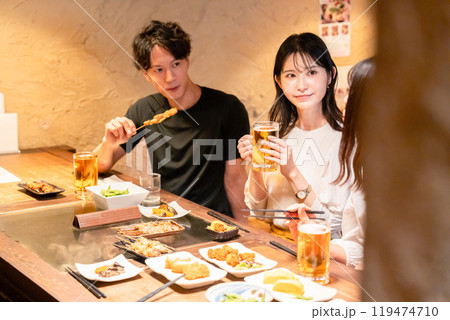 居酒屋でお酒を飲む若い男女 居酒屋でお酒を飲む若い男女 119474710