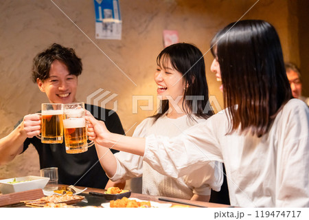 居酒屋でお酒を飲む若い男女 119474717
