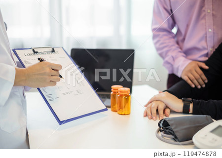 Female doctors who treat patients make an appointment to listen to the results after a physical examination and explain medical information and diagnose the disease. Medical concepts and good health Female doctors who treat patients make an appointment to listen to the results after a physical examination and explain medical information and diagnose the disease. Medical concepts and good health 119474878