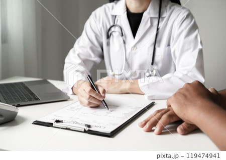 Female doctors who treat patients make an appointment to listen to the results after a physical examination and explain medical information and diagnose the disease. Medical concepts and good health 119474941