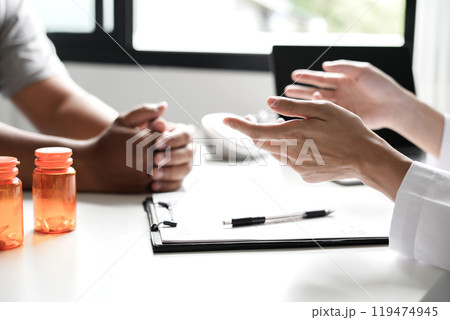 Female doctors who treat patients make an appointment to listen to the results after a physical examination and explain medical information and diagnose the disease. Medical concepts and good health Female doctors who treat patients make an appointment to listen to the results after a physical examination and explain medical information and diagnose the disease. Medical concepts and good health 119474945
