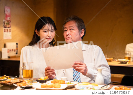 若い女性と二人でお酒を飲む男性 若い女性と二人でお酒を飲む男性 119475087