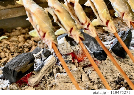 鮎の塩焼き、アユの塩焼、炭火焼、アウトドア料理、川魚料理、焼魚。 119475275