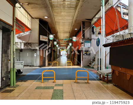 休日の朝の人気のない商店街 119475923