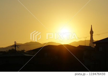 朝焼けのPLの塔 119476430