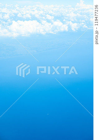 飛行機の窓からの景色 119477236