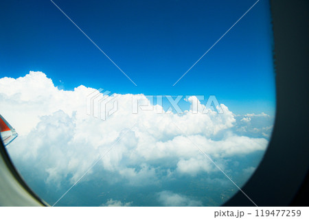 飛行機の窓からの景色 119477259