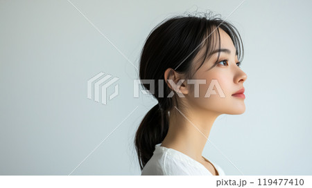 穏やかな表情の若い女性の横顔クローズアップ 119477410