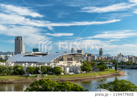 青空に映えるサッカースタジアム 119477608