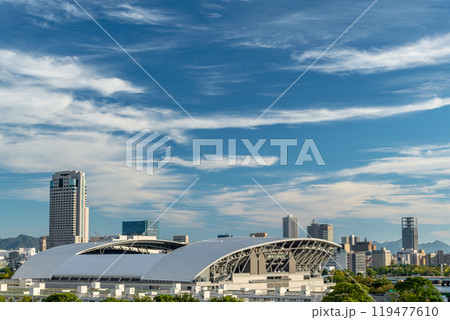 青空に映えるサッカースタジアム 119477610