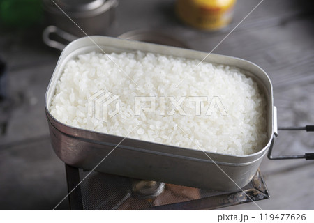 メスティンで炊いた炊きたて白ご飯 119477626