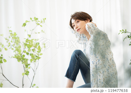 ビューティーイメージ（ショートヘアのミドル女性） 119477638