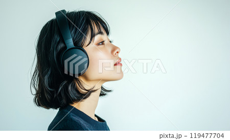 ヘッドフォンを着用した技術的なインスピレーションを与える女性の横顔 119477704