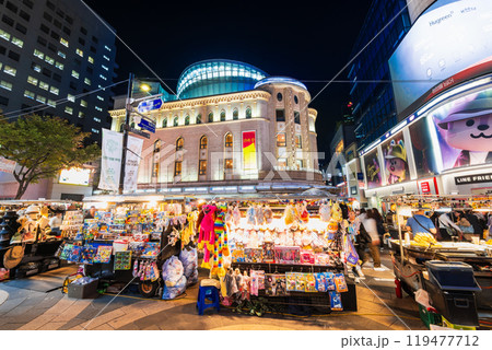 ソウル　夜の明洞メインストリート 119477712