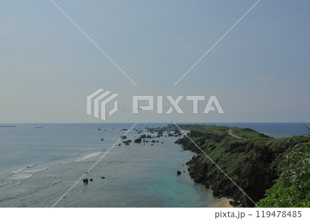 ターコイズブルーの海が広がる宮古島東平安名崎の風景 119478485