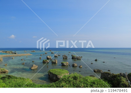 津波石が散らばる宮古島保良漁港の美しい海の景色 津波石が散らばる宮古島保良漁港の美しい海の景色 119478491