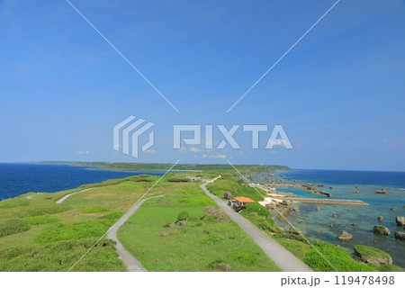 平安名崎灯台から眺めた宮古島の海岸線の風景 119478498