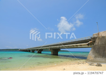 宮古島前浜農村公園のビーチからの来間大橋の景色 119478747