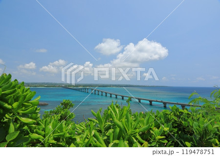 来間大橋展望台から望む宮古島の南国情緒に溢れた風景 来間大橋展望台から望む宮古島の南国情緒に溢れた風景 119478751