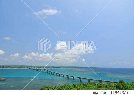 宮古島と来間島を結ぶ来間大橋の美しい景色 宮古島と来間島を結ぶ来間大橋の美しい景色 119478752