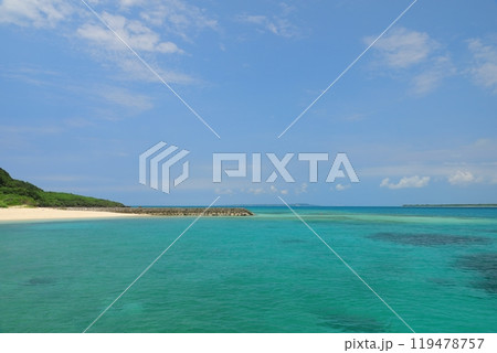 来間漁港ビーチの白砂の美しい砂浜と青い海の風景 119478757