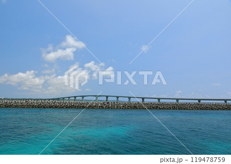 来間港の青く美しい海の防波堤越しの来間大橋の景色 来間港の青く美しい海の防波堤越しの来間大橋の景色 119478759