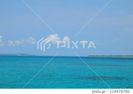 来間漁港ビーチから眺めた宮古ブルーの海に架かる伊良部大橋の遠景 119478760