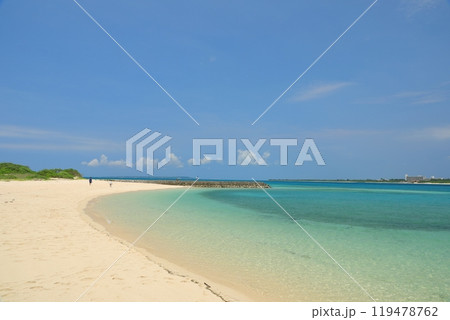 来間漁港ビーチの美しい白砂のビーチを散策する人たち 来間漁港ビーチの美しい白砂のビーチを散策する人たち 119478762