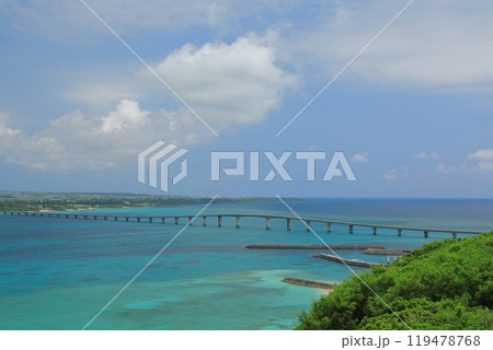 美しい海に架かる来間大橋を来間島竜宮城展望台から望む絶景 美しい海に架かる来間大橋を来間島竜宮城展望台から望む絶景 119478768