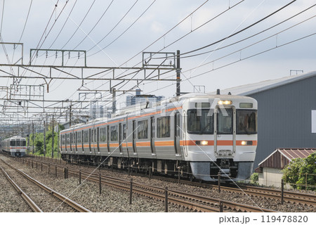 豊橋市内の東海道線を走る電車 119478820
