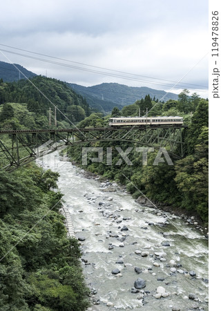 常願寺川に架かる鉄橋を渡る列車 119478826