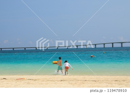 宮古島与那覇前浜ビーチの美しい海でたわむれるカップル 宮古島与那覇前浜ビーチの美しい海でたわむれるカップル 119478910