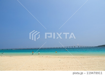 来間大橋を望む美しい宮古島与那覇前浜ビーチの風景 来間大橋を望む美しい宮古島与那覇前浜ビーチの風景 119478911