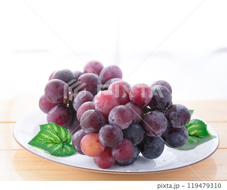 秋の味覚 窓辺に置いたピオーネ 119479310