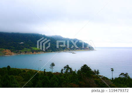 朝靄の太平洋に浮かぶ金華山を牡鹿半島から望む 朝靄の太平洋に浮かぶ金華山を牡鹿半島から望む 119479372