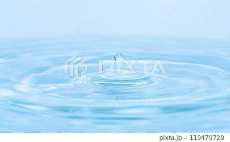 水しぶきのアクションショット 119479720