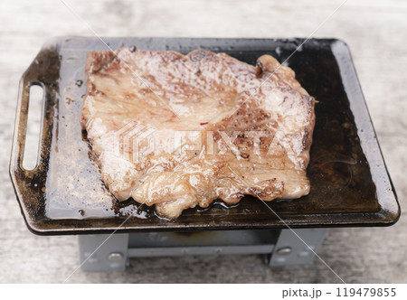 山でキャンプで調理するミニ鉄板焼肉【和牛】 119479855